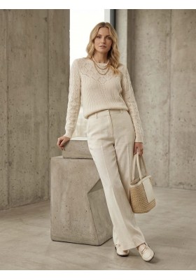 Sweter z ażurowym dekoltem...