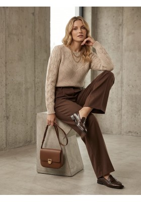 Sweter z ażurowym dekoltem...