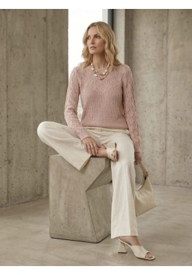 Sweter z ażurowym dekoltem...